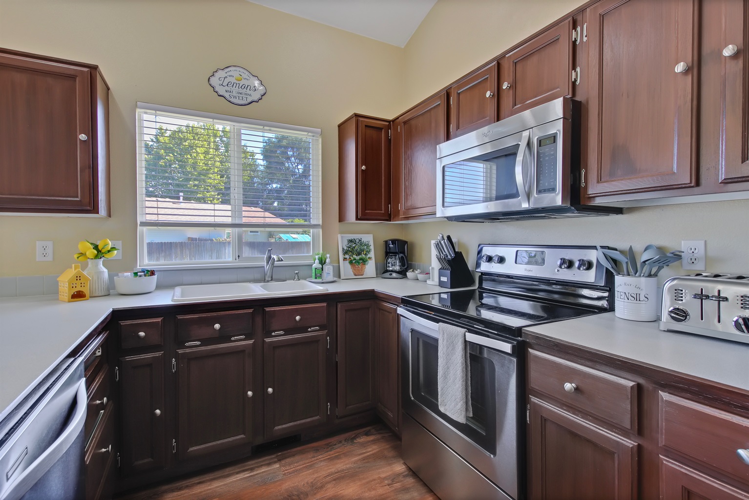 inviting-sun-filled-4-bedroom-home-in-central-nampa-id/