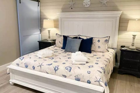 KING BED & 65" HD SmartTV with free Netflix & Amazon Prime! Rare enlarged bedroom!