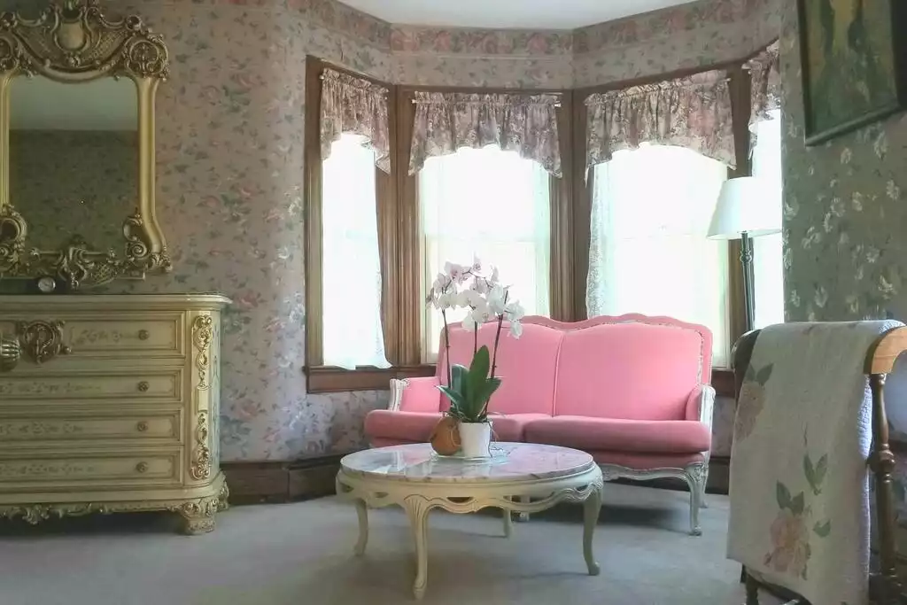 Tower King room sitting area in the bay window Tower King room sitting area in the bay window - Tower King Room with Large Private Bathroom - Andes