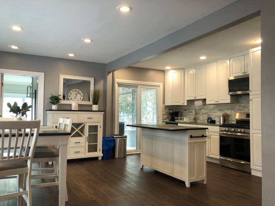 Amazing Bedroom w/Outdoor Deck - Queens County