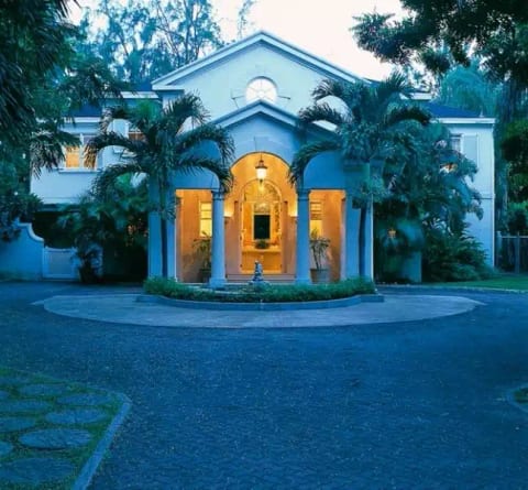 New Mansion - Beachfront, Paynes Bay