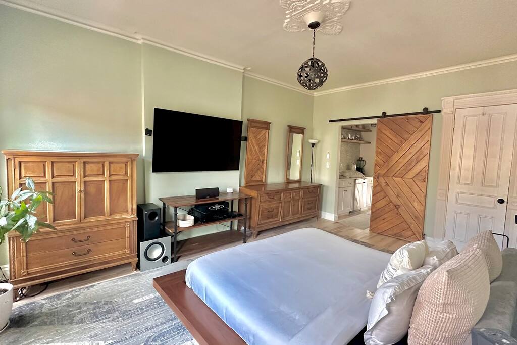 65-inch OLED TV with surround sound :) 65-inch OLED TV with surround sound :) - Relaxing & cozy SPA. apt in Brooklyn mins to MHTN - Brooklyn