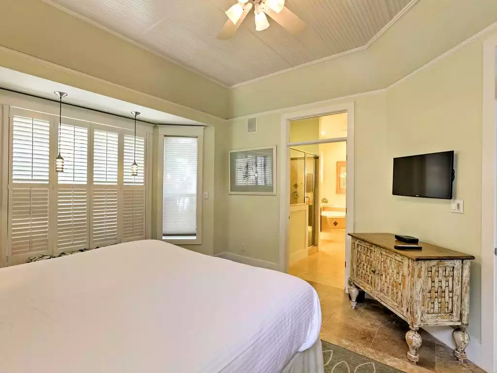 Wake up and head into the pristine en-suite bath for a relaxing morning. - 5 Bd sleeps 14 Heated Pool, Hot Tub & Golf Cart - Santa Rosa Beach