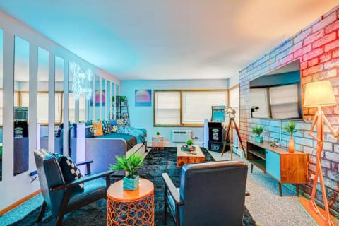 Chicago  2Br 90s Condo - Very Kid Friendly