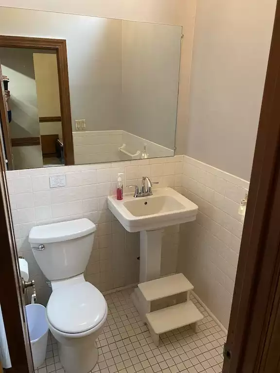 1/2 Bath/Powder Room near foyer - Sunshine Daydream Lake Anna - Spotsylvania Courthouse