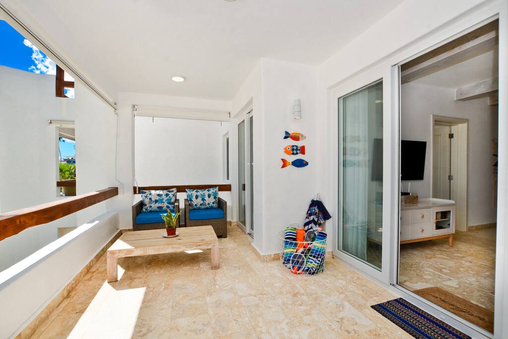 Luxury Condo with Stunning views, Private Beach