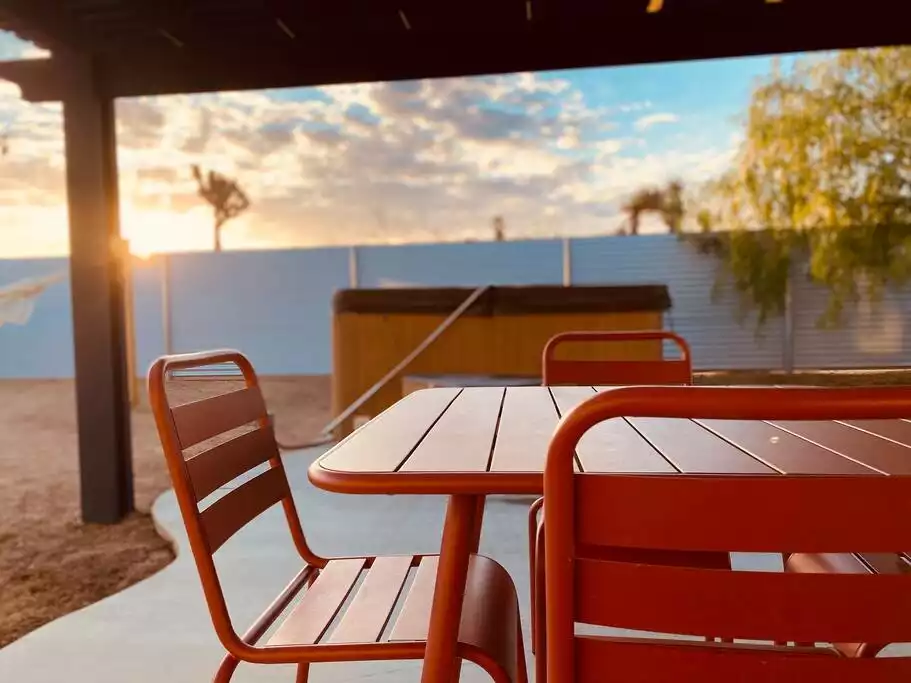 Outdoor seating on the patio as you watch the sun set into the most amazing colours. Outdoor seating on the patio as you watch the sun set into the most amazing colours. - The Filmmakers House - Joshua Tree