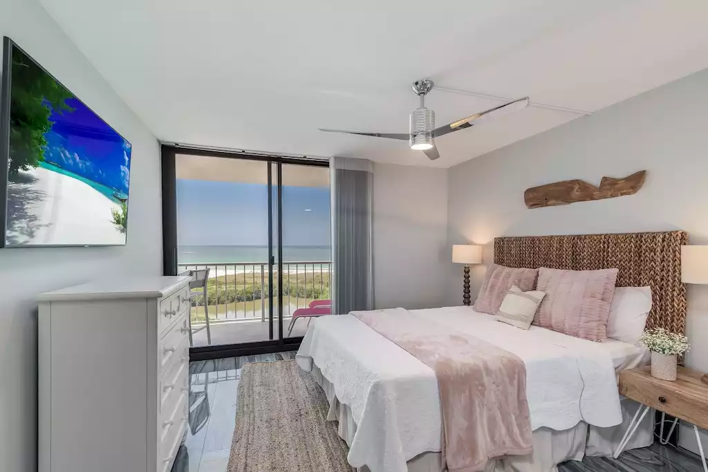 Watch the ocean from your bed. - Laguna De Magnifico - Marco Island