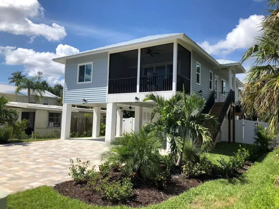 Blue oasis, just a 2-3 minute walk from the beach.