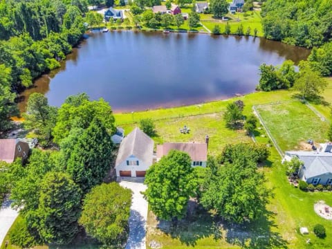 Waterfront Wonder:Lake Views, Quiet, Central, Pets