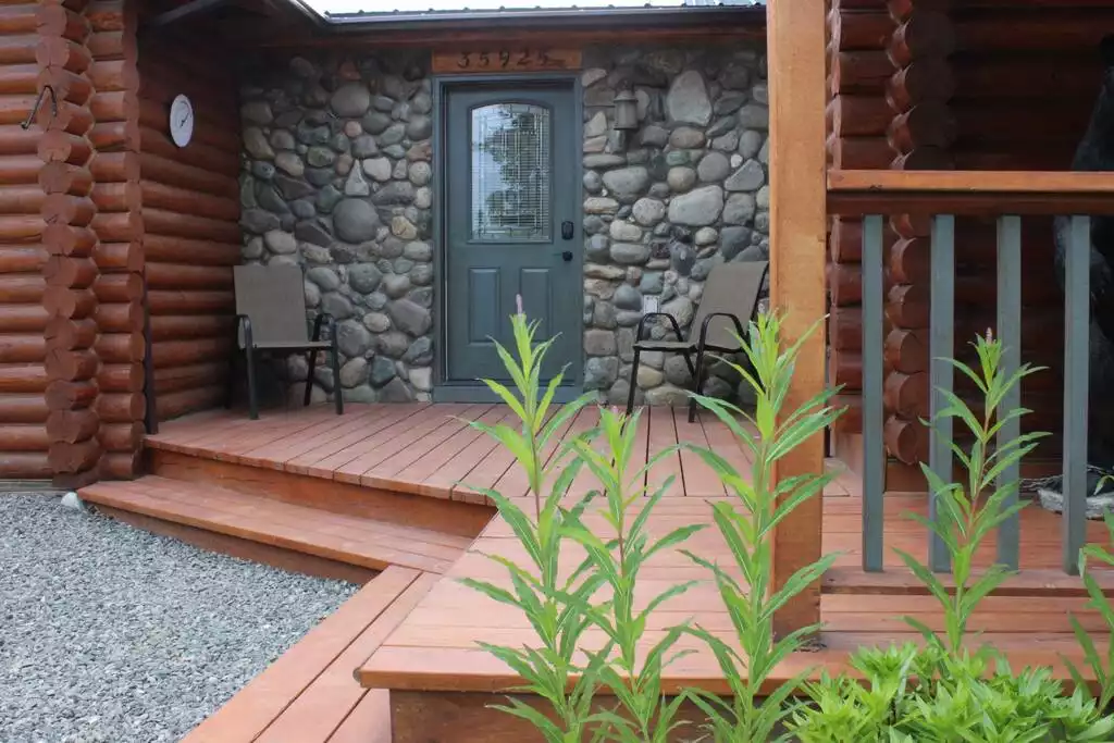 Stone entry off main house gives access to laundry room that is available to guests of both homes.  Washer/Dryer, small honor store for basic items, movies, puzzles &amp; games. Also access to Garage freezer for packaged fish and store fishing equipment.