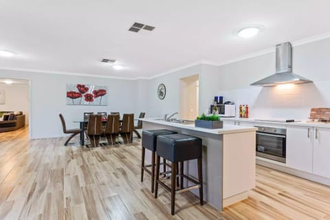 Bulla Lodge - Spacious 6 Bdrms Melbourne Airport