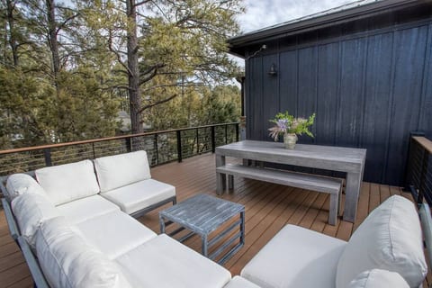 Luxury home | Large Deck + Kid Friendly