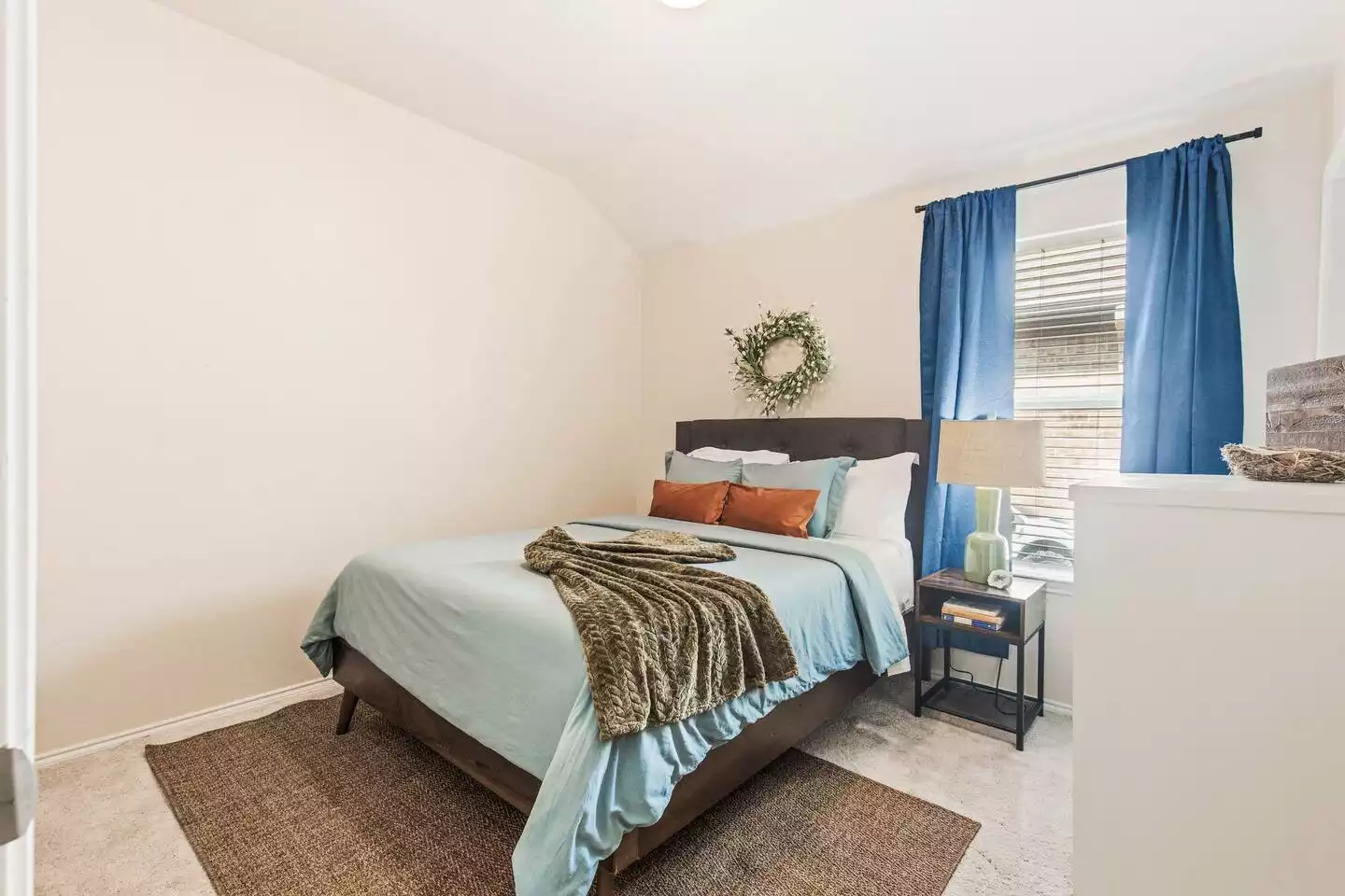 Second queen sized bedroom at the back of house features a lovely bed with fresh linens. Second queen sized bedroom at the back of house features a lovely bed with fresh linens. - The Birdhouse - Keller