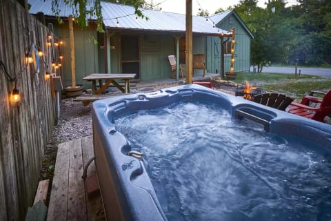 Steps from Pigeon Forge Parkway! Hottub + Firepit
