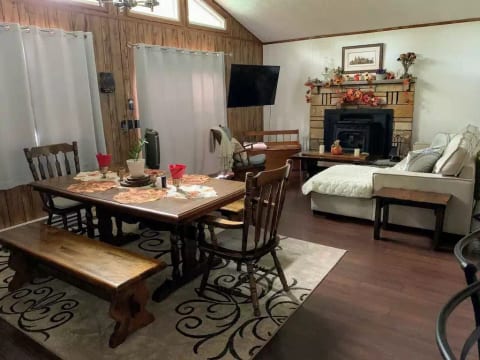 Cozy Lakefront Chalet close to Camelback & Mt Airy