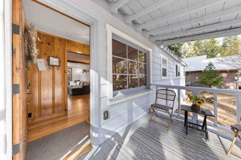 Perfect location! Cabin w/ hot tub- walk to beach