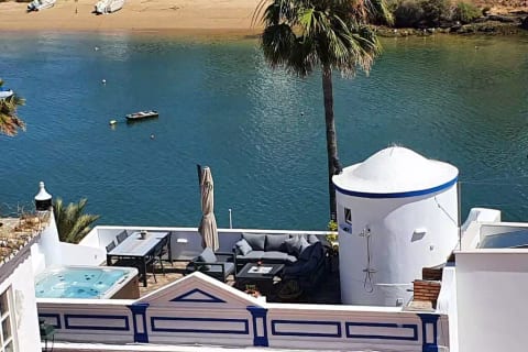 Waterfront, big terrace, hot tub, 200 m to beach