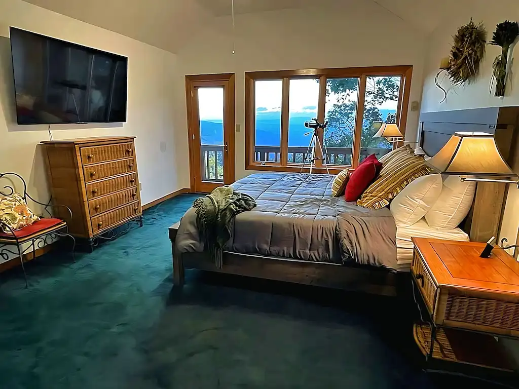 Three master king rooms all with smart TVs and attached private bathrooms Three master king rooms all with smart TVs and attached private bathrooms - Wildbriar - Wintergreen