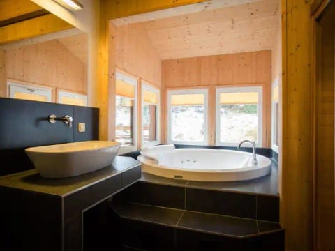 #9 mit IR-Sauna & Sprudelwanne Innen