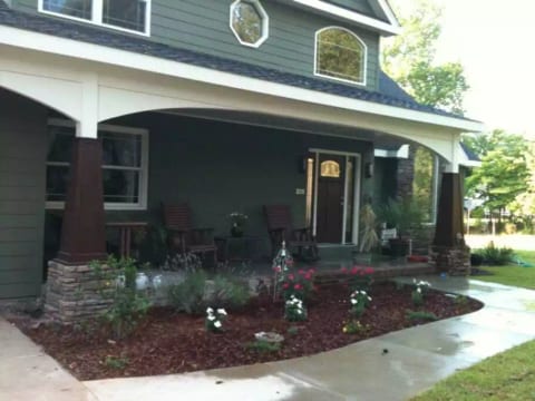 Lakefront home near Fort Bragg offers the perfect place to relax with family.
