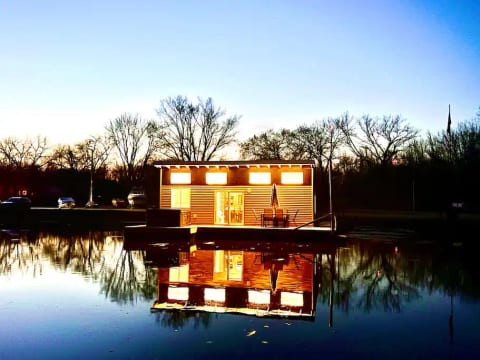 NEW Mod theme Floating River Cabin-HOT TUB!