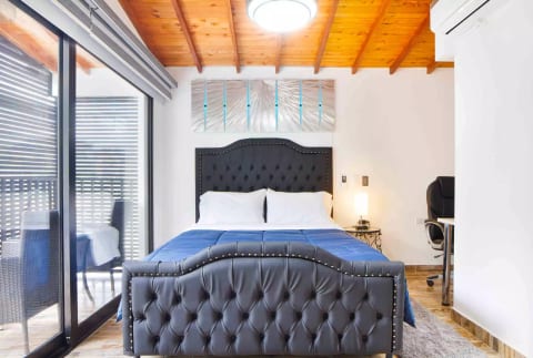 Penthouse One bedroom Balcony AC, and Hot Tub