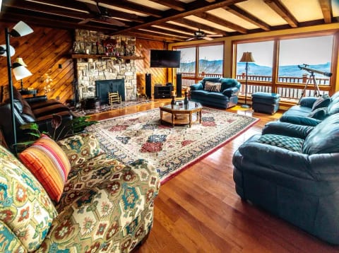 Summit Ridge 7 BR mountain home with 4 season view