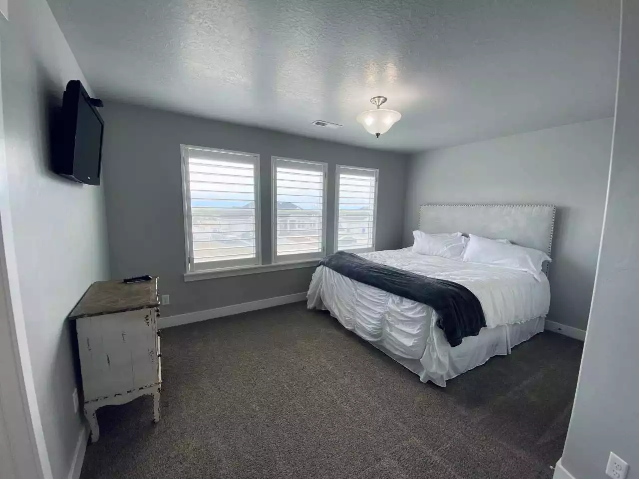 new-beautiful-saratoga-springs-home-with-huge-yard/