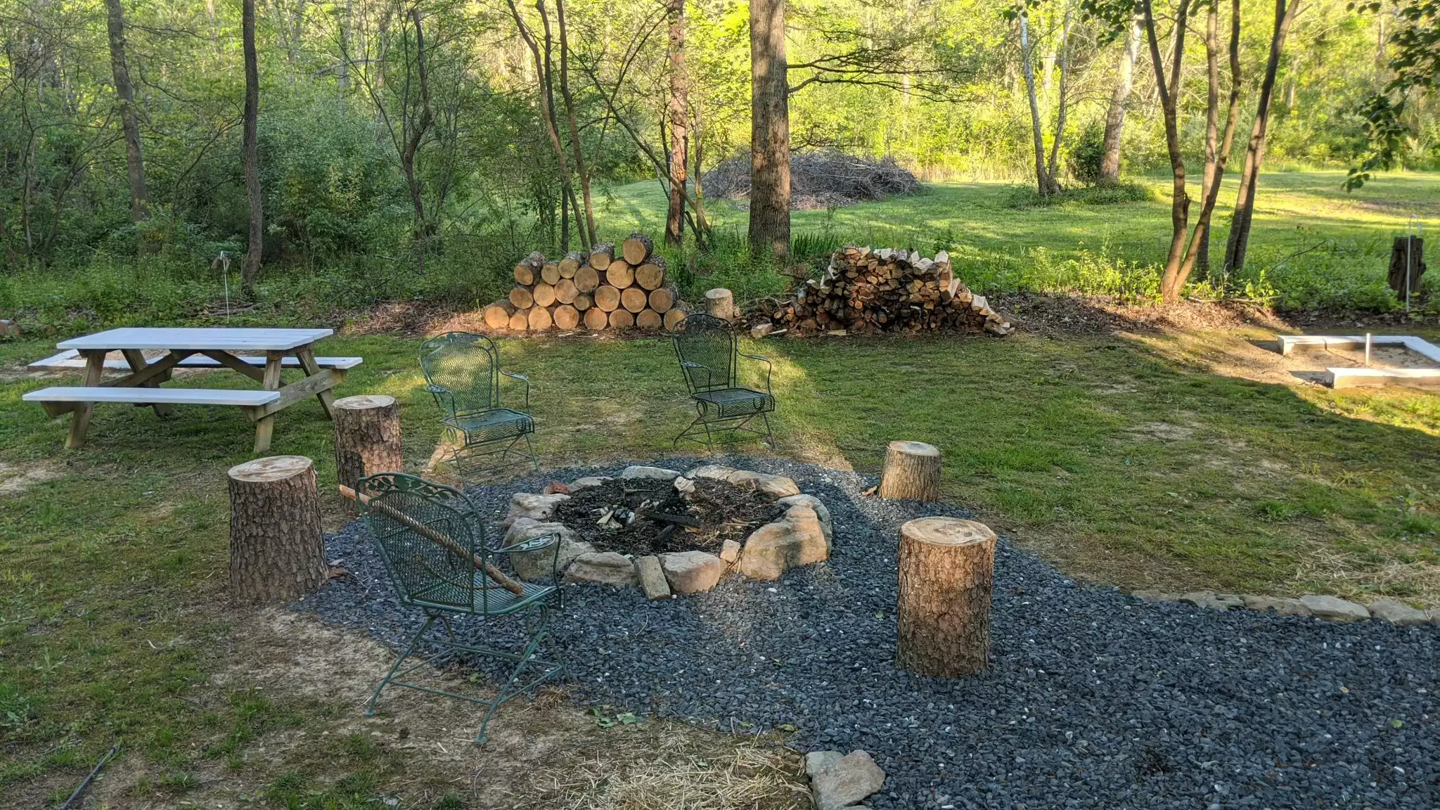 Spread out or sit close in the back yard - campfire, picnic, horseshoes and more Spread out or sit close in the back yard - campfire, picnic, horseshoes and more - Whitefish Cabin - Luray