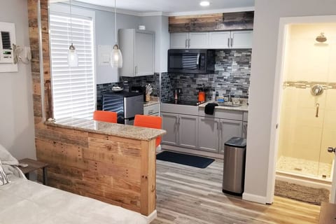 Riverview Studio: Downtown Melbourne Efficiency