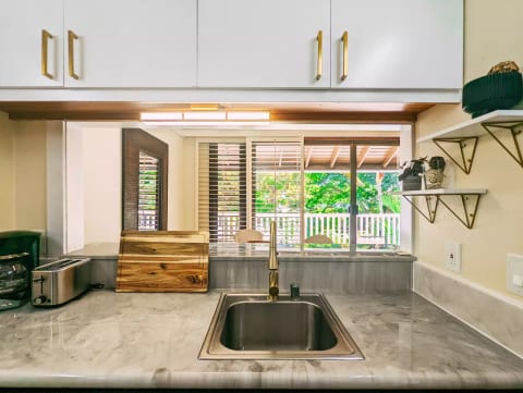 Gorgeous Penthouse w/ AC, Steps from the Beach!