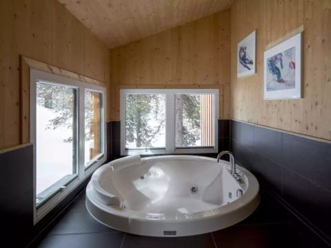 # 6 mit IR-Sauna und Sprudelwanne Innen