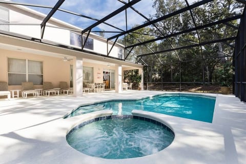 Ohana Retreat 6 Bed 5 Bath Un-overlooked Pool /Spa