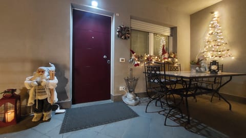 La terrazza e l'ingresso a Natale