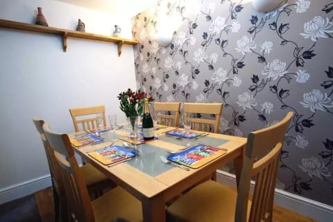 Charming private cottage in town centre