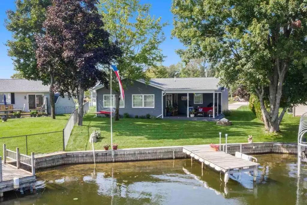 Dock and yard for your enjoyment! - Houghton View House - Houghton Lake