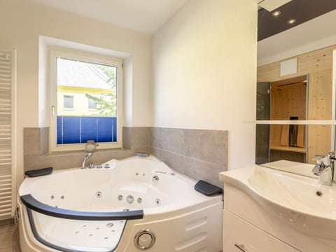 für 6 P. mit IR-Sauna & Sprudelwanne