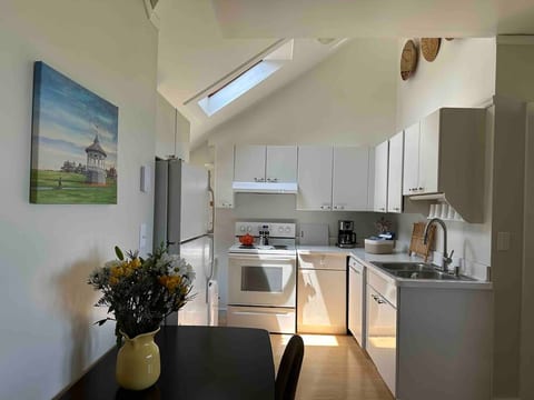 Fully equipped kitchen.
