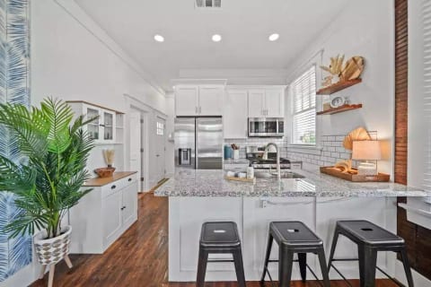 *NEW* Poolside paradise 2 blocks from beach!