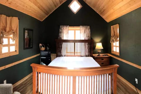 Cozy Couples Cabin w/Mountain Views