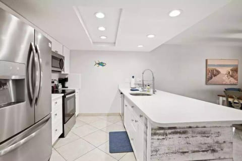 Holiday Villa II #103 Beachside Condo