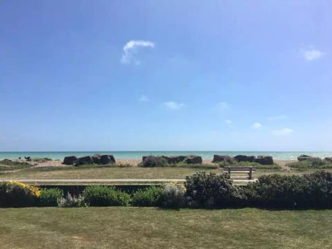 Stunning Beachfront Apartment on Ferring beach