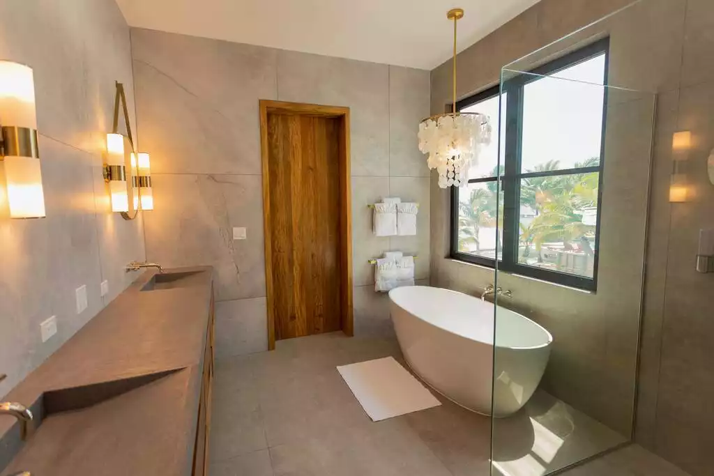 Principal bedroom en suite bath Principal bedroom en suite bath - Spectacular beachfront home with pool, gym, more! - San Pedro