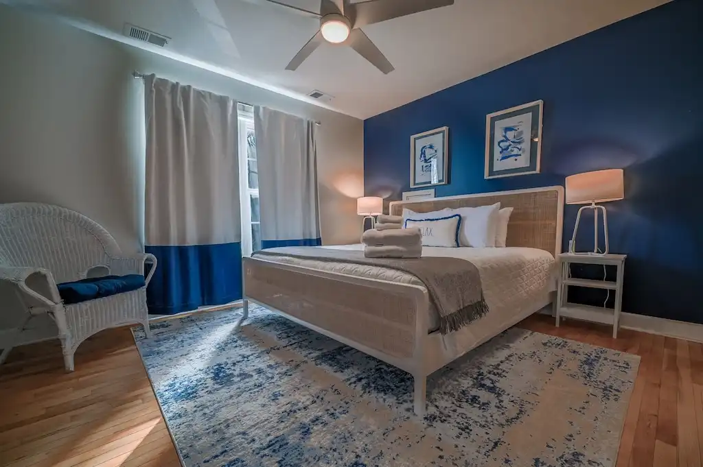 Upper-Level King Bedroom. Very comfortable with views. Upper-Level King Bedroom. Very comfortable with views. - Clearwater Shores - Smith Lake, AL - Bremen