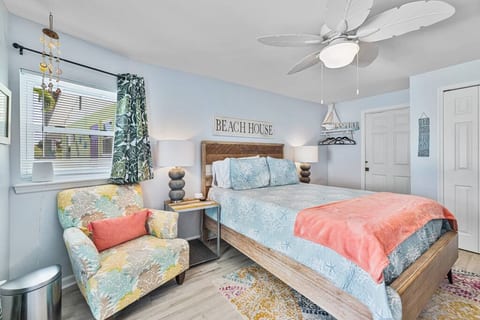 Crane Creek Inn Manatee Suite: Waterfront Pool!