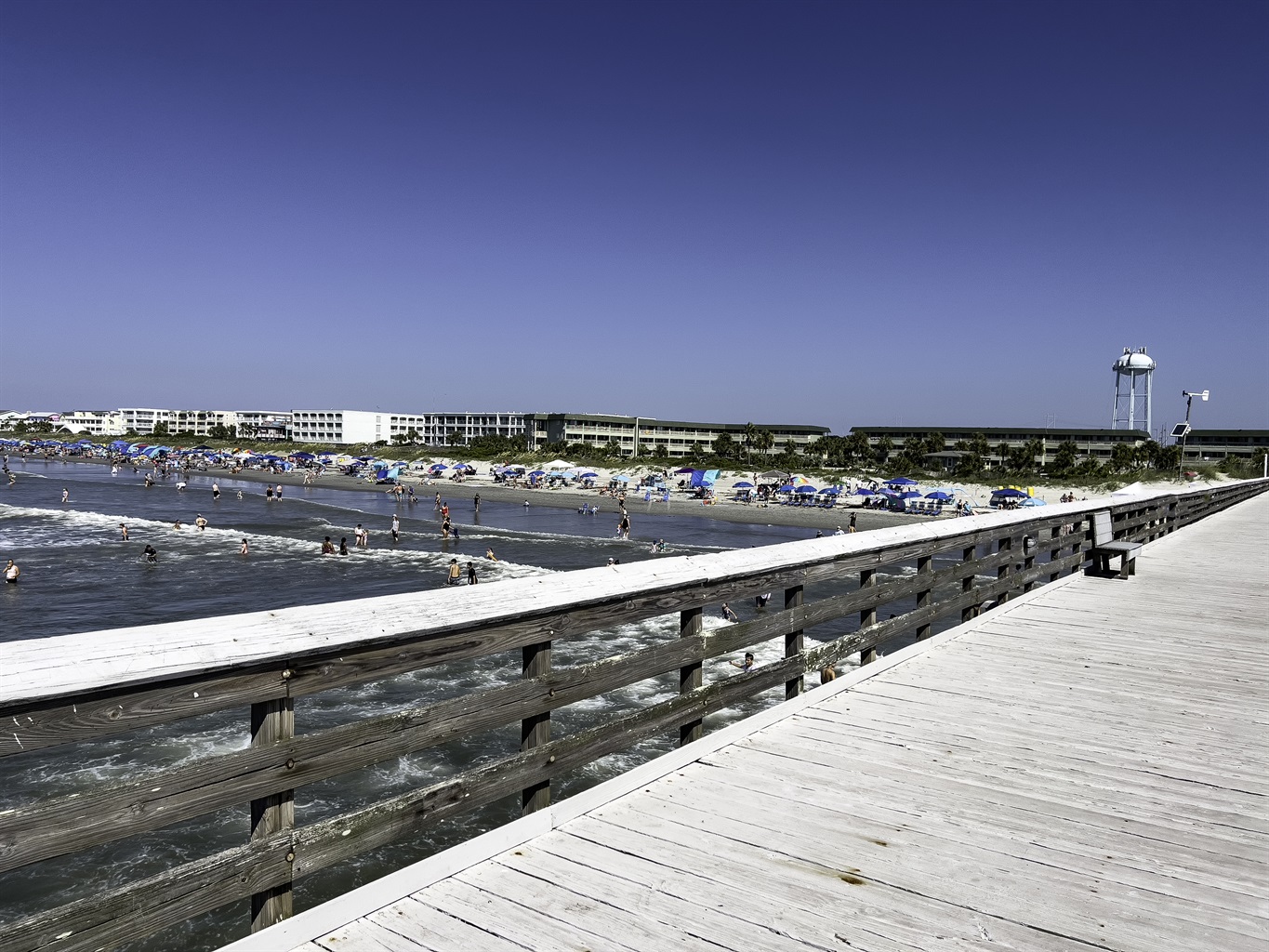 Morning walk on the private pier, view toward SeaCabins private beach area Morning walk on the private pier, view toward SeaCabins private beach area - Palm Paradise - Isle of Palms