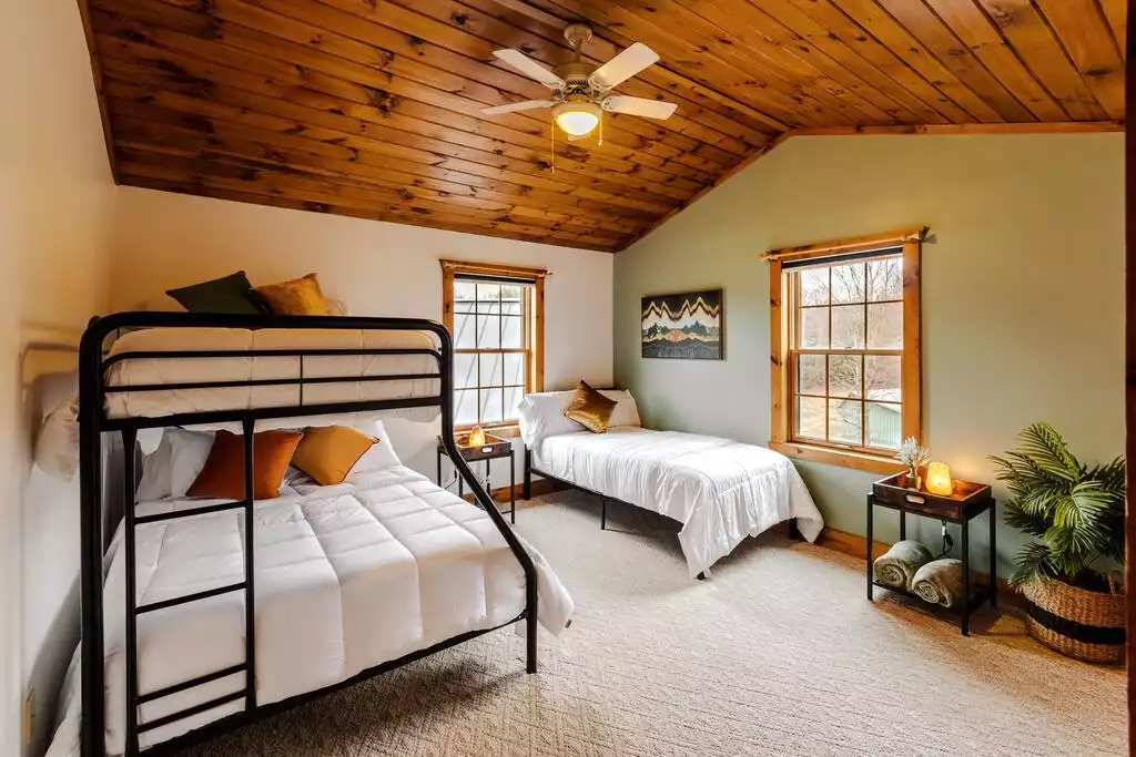Twin bed sized bunk bed over full sized bed.  Twin Bunk bed. 

Claim your spot. Each one of these beds offer top of the line, plush mattresses and comforters. - ADK | Winter Getaway | HotTub | Spacious Lodge - Broadalbin