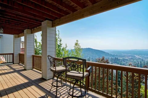 All the Views: A Private Apartment Near Portland!