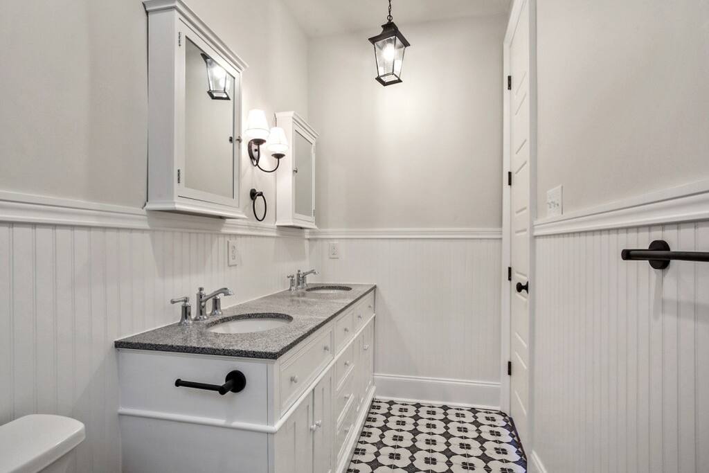 Masterr bath - Charming NOLA Villa: Near Trolley & Attractions Sl - New Orleans